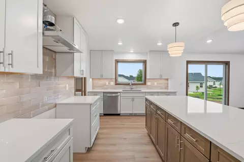 Kitchen - 569 Emerald Isle Ct, Wrightstown, WI 54180 photo 3 of 3