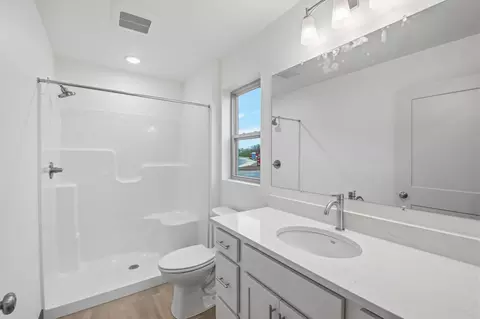 Bath - 569 Emerald Isle Ct, Wrightstown, WI 54180 photo 1 of 3