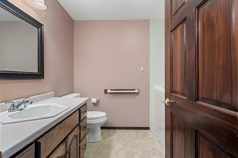 Bath - 923 W Windtree Dr, Appleton, WI 54914 photo 3 of 3
