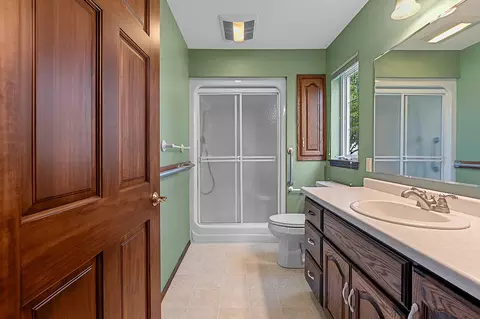 Bath - 923 W Windtree Dr, Appleton, WI 54914 photo 1 of 3