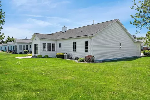 Exterior - 923 W Windtree Dr, Appleton, WI 54914 photo 4 of 8