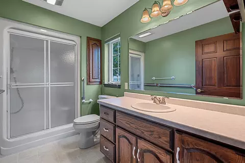 Bath - 923 W Windtree Dr, Appleton, WI 54914 photo 2 of 3