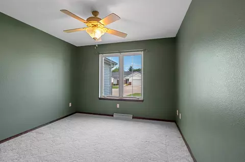 Bedroom - 923 W Windtree Dr, Appleton, WI 54914 photo 6 of 7