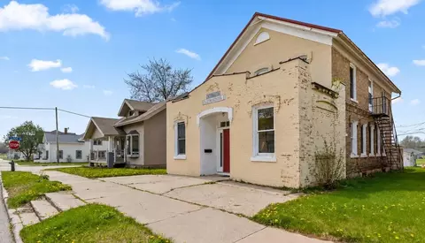 Exterior - 323 5th St, Algoma, WI 54201 photo 3 of 4