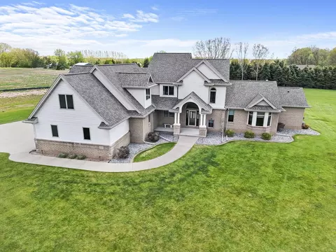 w7415 Ridge Top Drive, Neenah, WI 54956