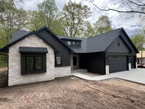 996 Thomas Trl, Waupaca, WI 54981