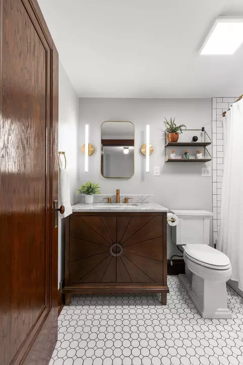 Bath - 208 W Parkway Blvd, Appleton, WI 54911 photo 4 of 5