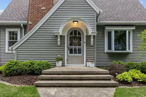 Exterior - 208 W Parkway Blvd, Appleton, WI 54911 photo 2 of 8