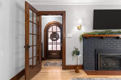 Entry Way - 208 W Parkway Blvd, Appleton, WI 54911 photo 1 of 7