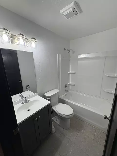 Bath - 833 W Browning St, Appleton, WI 54914 photo 4 of 4