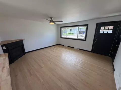 Living - 833 W Browning St, Appleton, WI 54914 photo 2 of 2