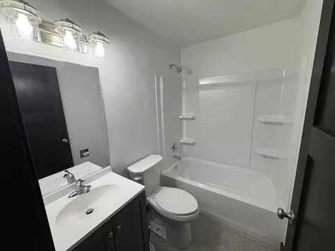 Bath - 833 W Browning St, Appleton, WI 54914 photo 3 of 4