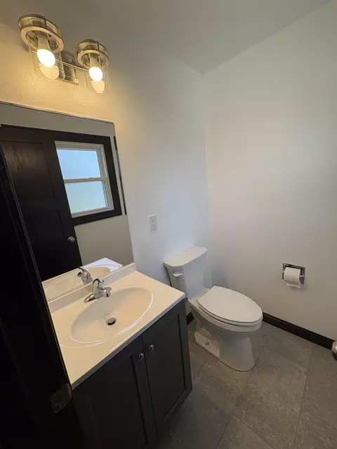 Bath - 833 W Browning St, Appleton, WI 54914 photo 2 of 4