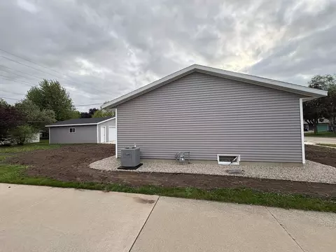 Exterior - 833 W Browning St, Appleton, WI 54914 photo 6 of 8