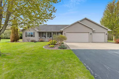 334 Falcon Cir, Pulaski, WI 54162