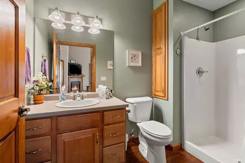 Bath - 5529 W Brookview Dr, Appleton, WI 54913 photo 3 of 4