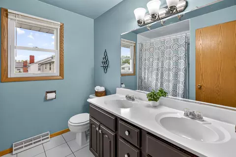 Bath - 2615 N Union St, Appleton, WI 54911 photo 4 of 5