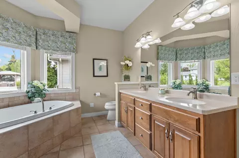 Bath - 4916 N Silentwind Way, Appleton, WI 54913 photo 2 of 9