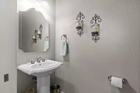 Bath - 4916 N Silentwind Way, Appleton, WI 54913 photo 5 of 9