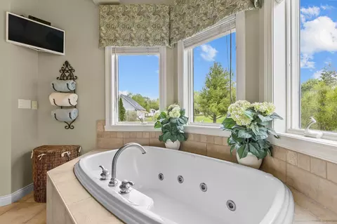 Bath - 4916 N Silentwind Way, Appleton, WI 54913 photo 4 of 9
