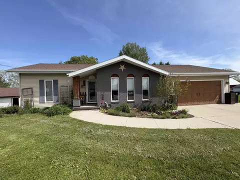205 E Freeborn St, Cecil, WI 54111