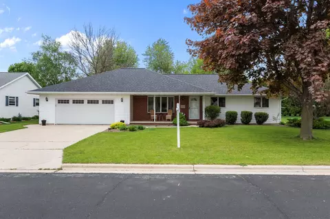 1040 Crestview Dr, Wrightstown, WI 54180