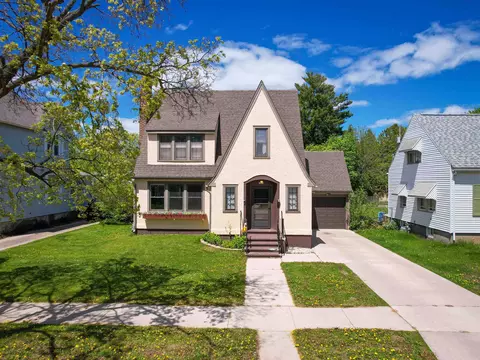 1812 14th Ave, Menominee, MI 49858