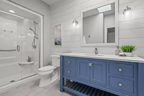 Bath - 2427 E Highpond Xing, Appleton, WI 54913 photo 8 of 10