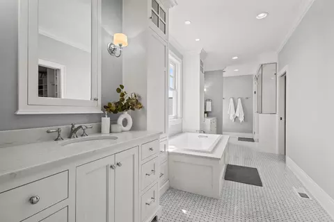 Bath - 2427 E Highpond Xing, Appleton, WI 54913 photo 3 of 10