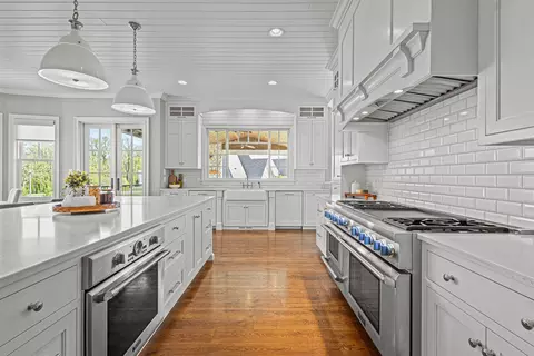 Kitchen - 2427 E Highpond Xing, Appleton, WI 54913 photo 5 of 7