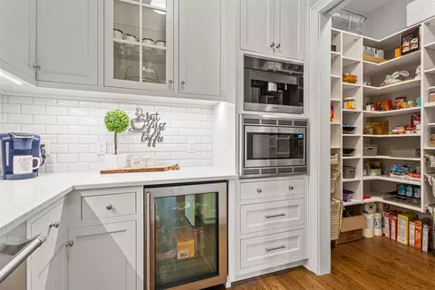Kitchen - 2427 E Highpond Xing, Appleton, WI 54913 photo 7 of 7
