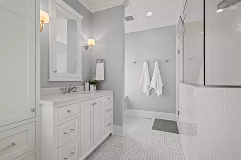 Bath - 2427 E Highpond Xing, Appleton, WI 54913 photo 5 of 10