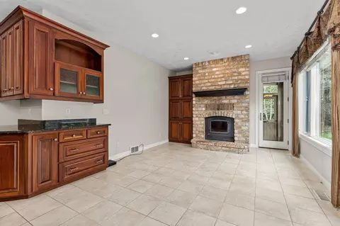 Living - 424 E Tallgrass Dr, Appleton, WI 54913 photo 8 of 11