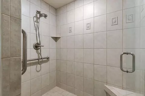Bath - 424 E Tallgrass Dr, Appleton, WI 54913 photo 6 of 12