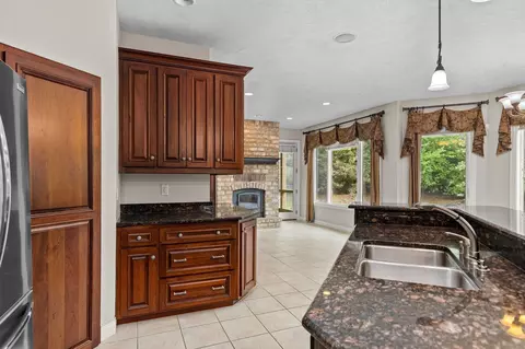 Kitchen - 424 E Tallgrass Dr, Appleton, WI 54913 photo 5 of 8