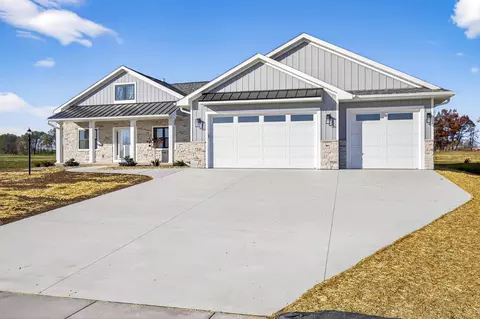 758 Royal Saint Pats Dr, Wrightstown, WI 54180