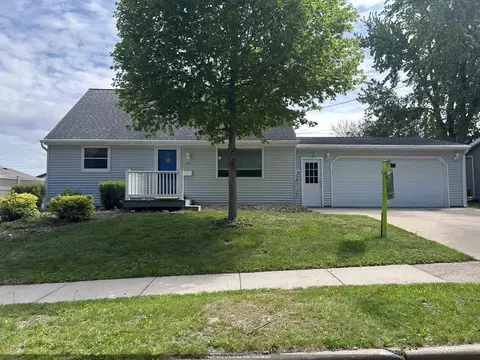 445 Glenview Ave, Combined Locks, WI 54113