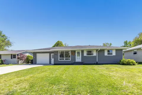 2543 Shade Tree Ln, Green Bay, WI 54313