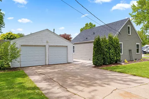 Exterior - 1405 W Brewster St, Appleton, WI 54914 photo 7 of 10