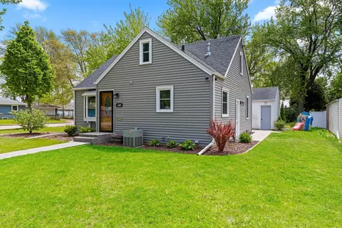 Exterior - 1405 W Brewster St, Appleton, WI 54914 photo 6 of 10