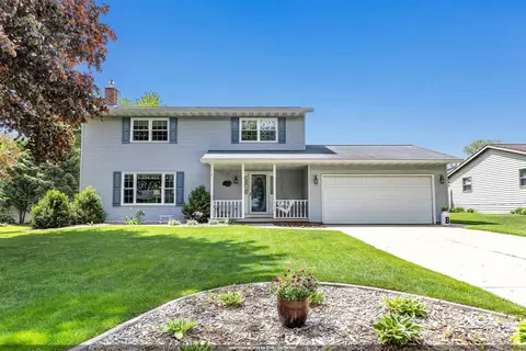 2152 Woodcrest Dr, Green Bay, WI 54304