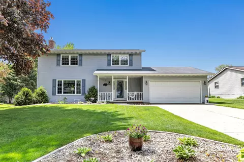 2152 Woodcrest Dr, Green Bay, WI 54304