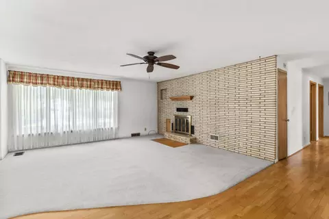Living - 2627 W Heather Ave, Appleton, WI 54914 photo 2 of 4