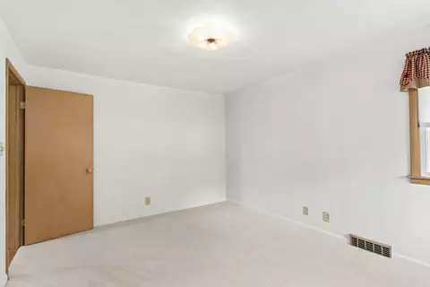 Bedroom - 2627 W Heather Ave, Appleton, WI 54914 photo 4 of 7