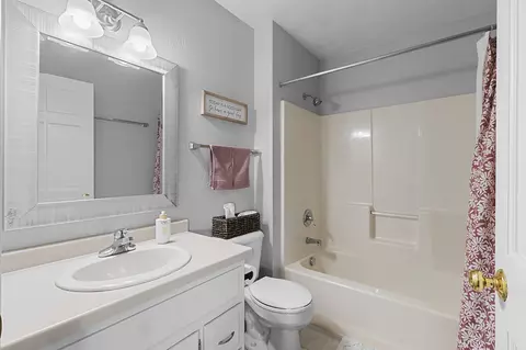 Bath - n9634 Chadbury Lane, Appleton, WI 54915 photo 2 of 3