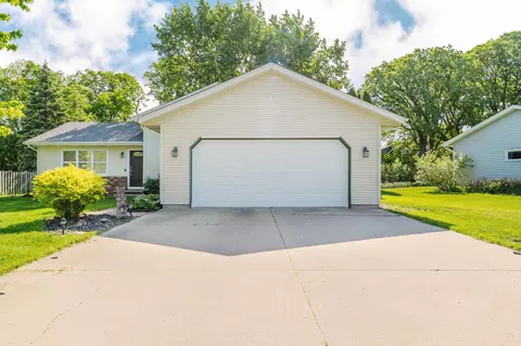 992 Honey Creek Rd, Oshkosh, WI 54904
