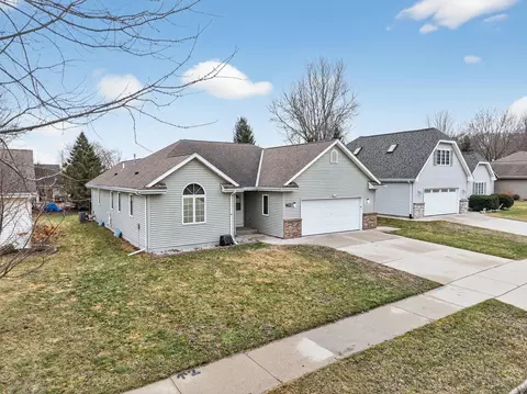 1422 Goldenrod Cir, West Bend, WI 53095
