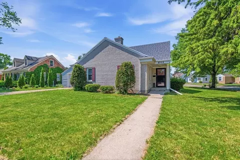1011 Holzer St, Green Bay, WI 54303