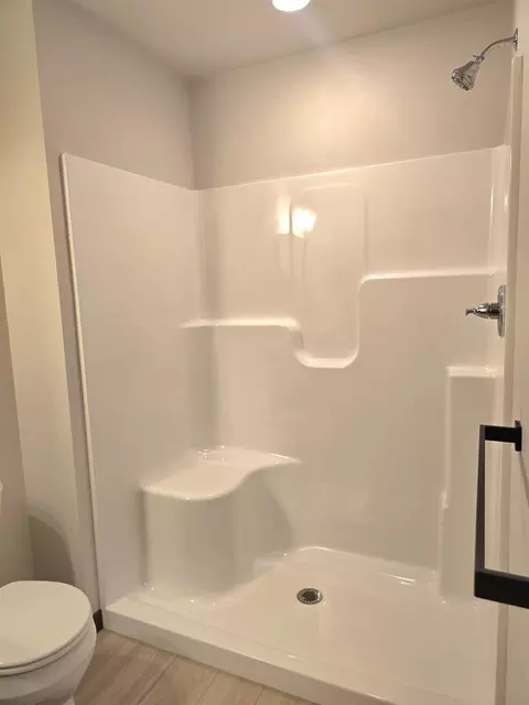 Bath - 3965 Rubyred Dr, Appleton, WI 54913 photo 3 of 5