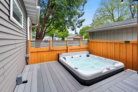 Exterior - 1324 W Rogers Ave, Appleton, WI 54914 photo 17 of 18